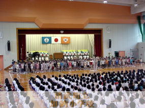 3年生の歌声が体育館に響き渡りました。