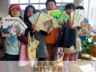 大勢の1年生が本を借りにきていました。