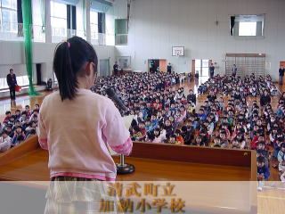 作文を発表している様子です。