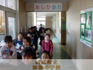 3年生があしか歩行で教室移動をしています。