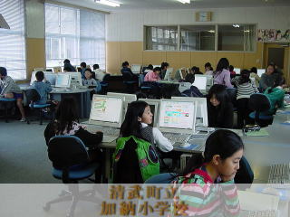コンピュータで調べ学習をしている様子です。