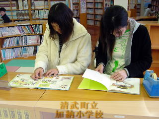 学生さんが本の修理をしています。