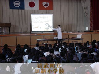 学校薬剤師の方に説明を受けている様子です。