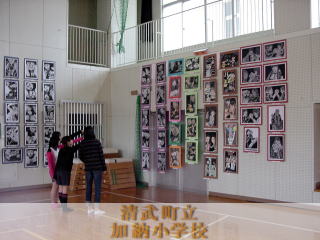 子どもの作品がたくさん展示されています。