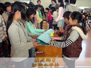 在校生が卒業生にプレゼントを渡しました。