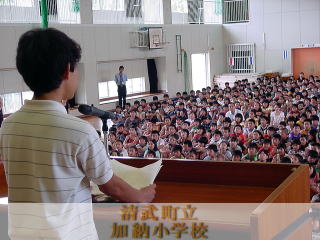 6年生の代表児童が発表している様子です。