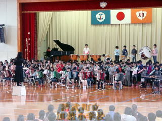 5年生が演奏している様子です