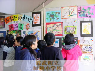4年生が作品を見ている様子です。