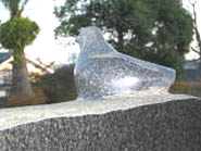 甲子園碑に刻まれた鳩の写真
