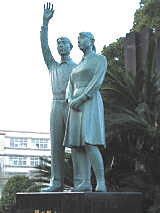 創立40周年記念の銅像の写真