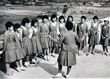 「合唱する女子生徒」の写真
