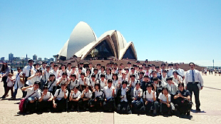 シドニーオペラハウスを背景に集合写真