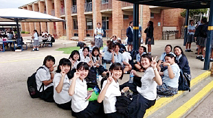 訪問校の生徒との写真02