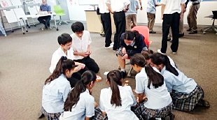 訪問校の生徒との写真01