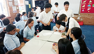 訪問校の生徒との写真03