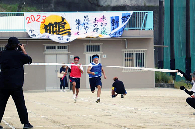 団対抗リレー(選抜男女)の写真04