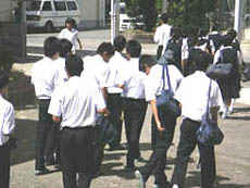 学校説明会に集合する中学生の写真