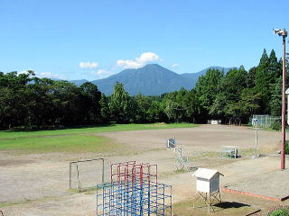 運動場から見た霧島連山