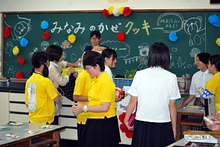 �u�݂Ȃ݂̂����x���w�Z ���i�̔��E�𗬁v�ʐ^