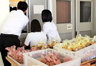 �u�ƒ�N���u �}�t�B���̔��v�ʐ^