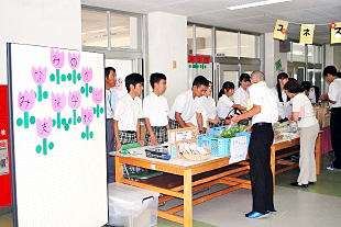 �u�݂Ȃ݂̂����x���w�Z ���i�̔��E�𗬁v�ʐ^